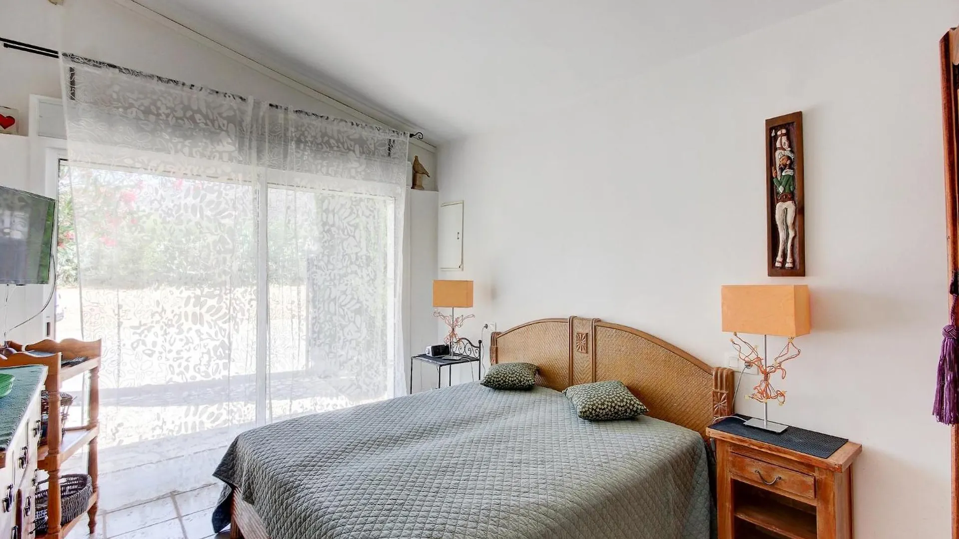 Lush Apartment With View Roses