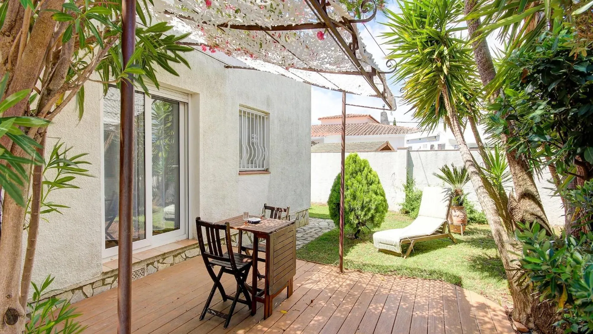 Lush Apartment With View Roses